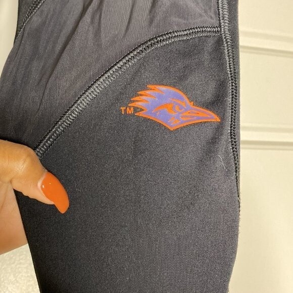 Victoria’s Secret Pink UTSA Leggings With Mesh Panels - Picture 3 of 6